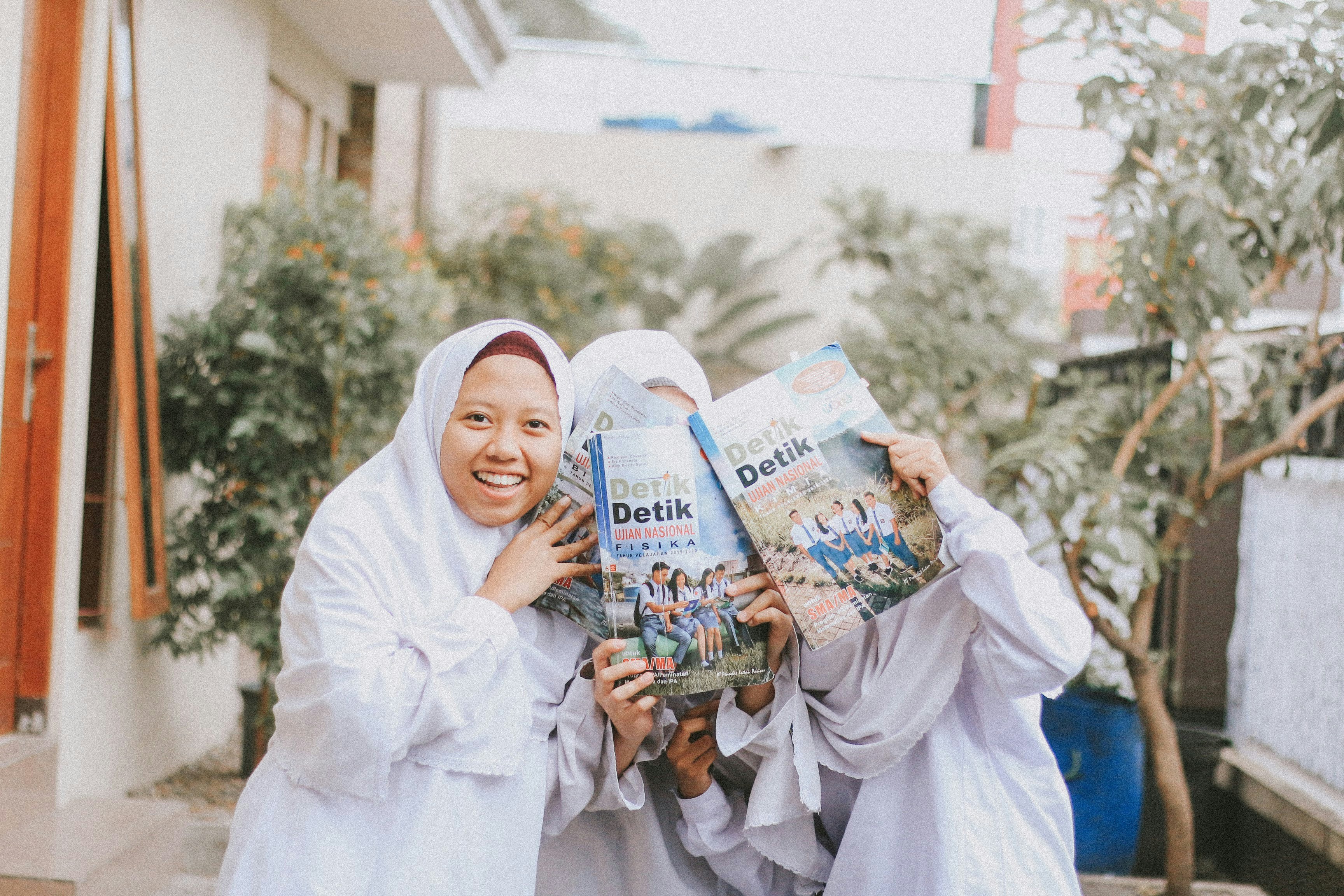 Guru privat Baraya Edukasi sedang mengajar siswa dengan metode personal di rumah, Jogja
